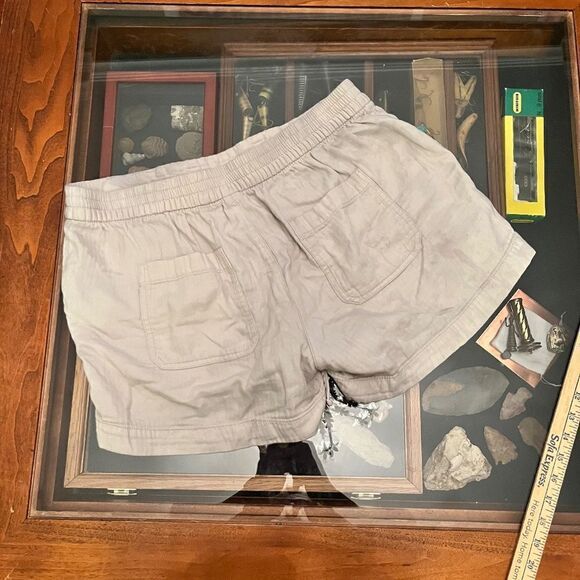 Old Navy Tan Shorts Large With Pockets - Picture 1 of 6